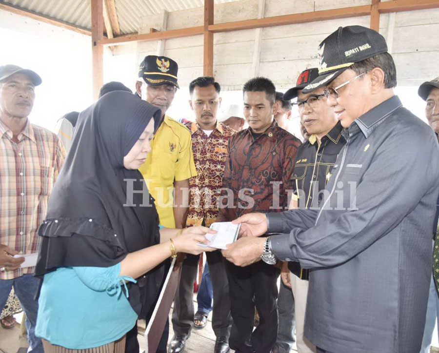 Bupati HM Wardan Serahkan Bantuan Bagi Korban Puting Beliung di Sapat Inhil